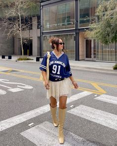 Blokette outfit, bloquette, oversized jersey, city outfit, trendy outfit, outfit inspo Trendy Outfits, Outfits, Design, Jersey Outfit, Street Style Women, Oversized Jersey, Street Style, Outfit Inspo, Outfit
