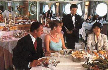 Fine Diningl on one of the Movenpick Nile Cruise Boats